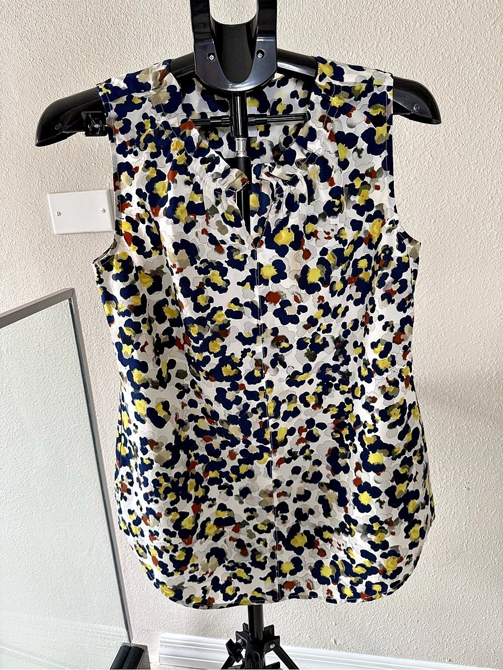 CAbi Fierce Top Abstract Sleeveless Blouse White & Blue Size Medium